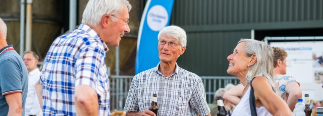 Mensen in gesprek bij Zomertour 2022.jpg