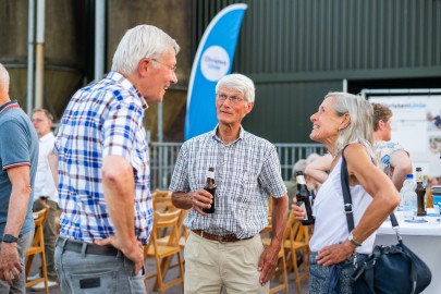 Mensen in gesprek bij Zomertour 2022.jpg