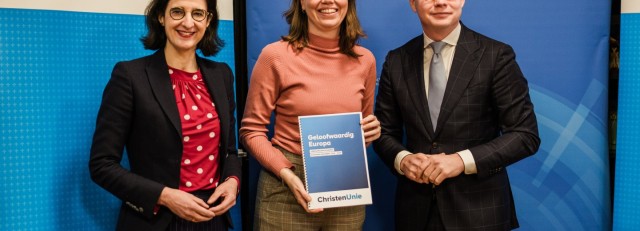 Anja Haga met Mirjam Bikker en Andries Bouwman.jpg