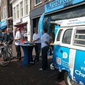 Peter Walinga in gesprek met een passant